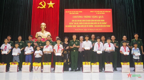 Bộ đội Biên phòng Bình Phước nâng bước trẻ em đồng bào dân tộc thiểu số đến trường